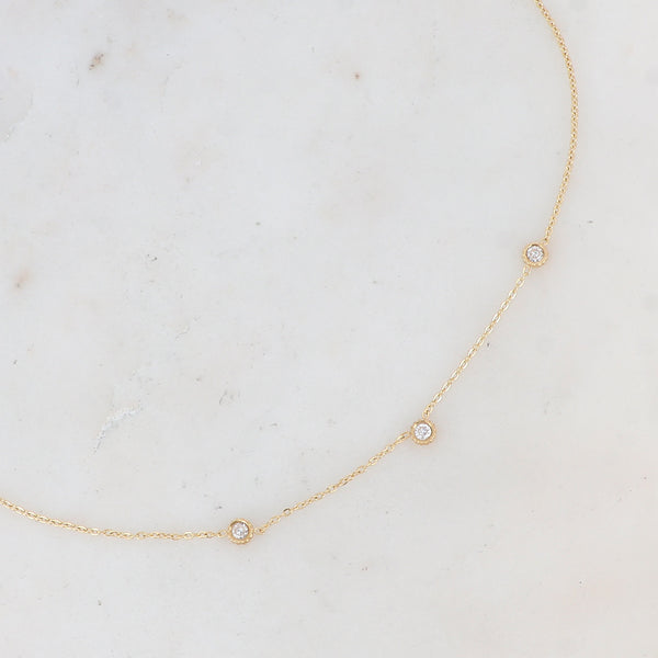 goudkleurig fijn kettinkje met witte steentjes | stainless steel