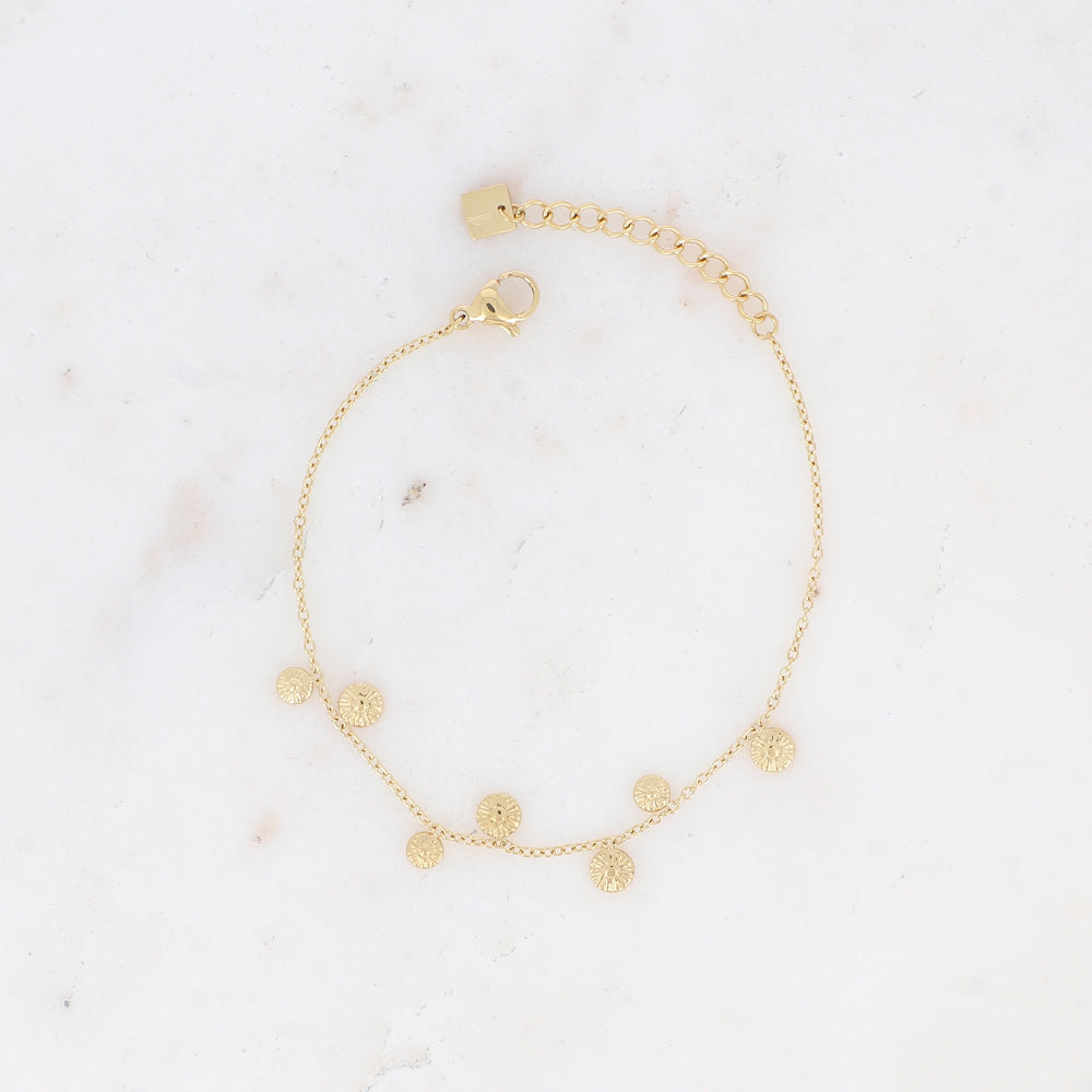 fijn goudkleurig armbandje met  goudkleurige muntjes met zonnetjes | stainless steel