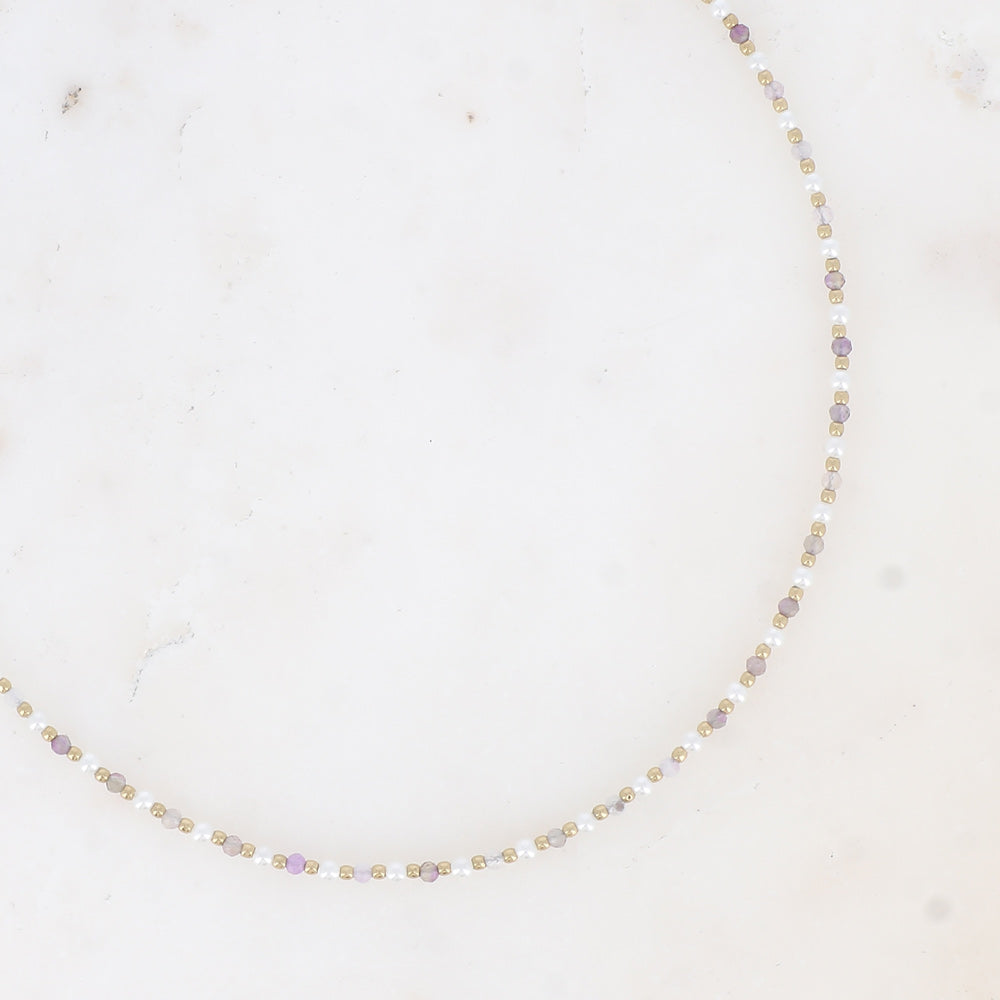 collier van fijne mineralen in pasteltinten