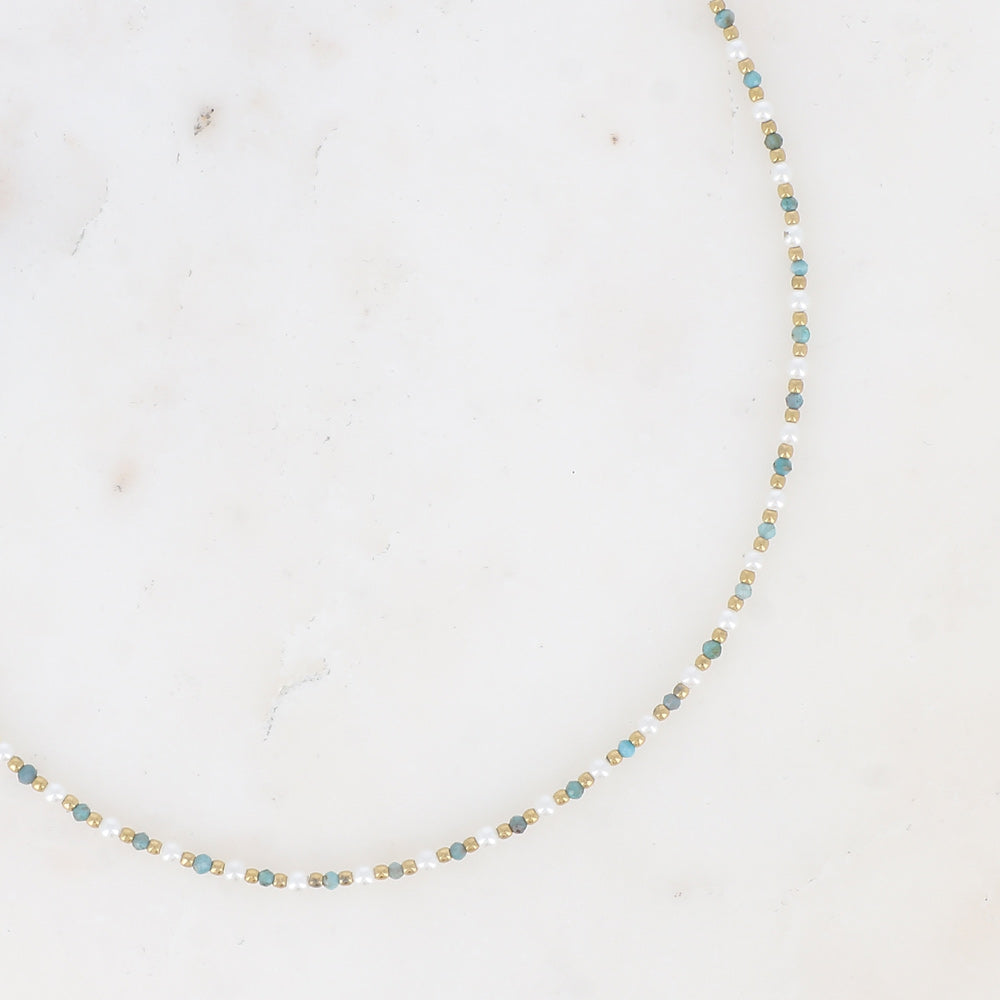 collier van fijne mineralen in pasteltinten
