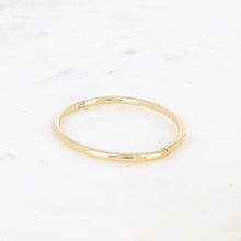 Afbeelding in Gallery-weergave laden, goudkleurige bangle van stainless steel

