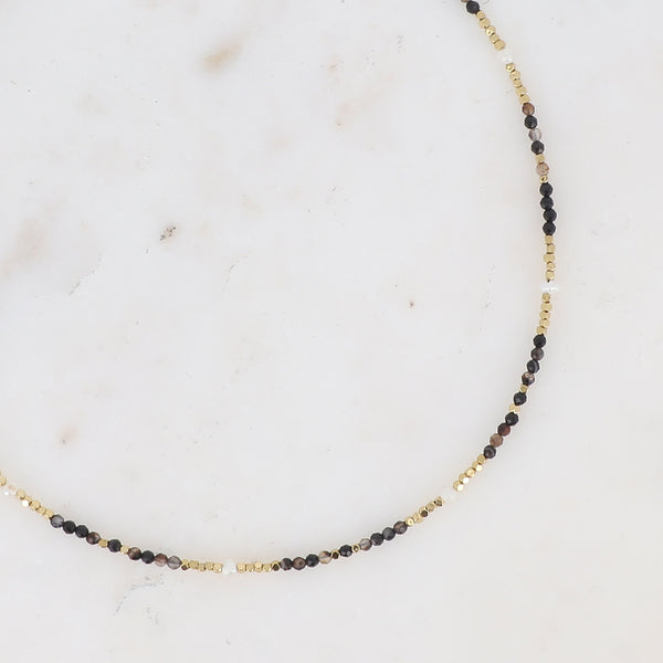 collier met zwarte mineralen en stainless steel