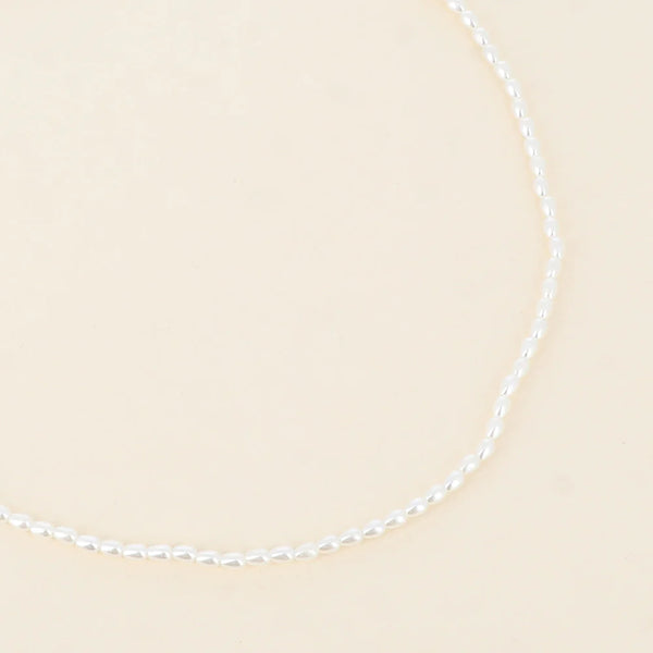 collier van fijne ovale witte pareltjes