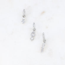 Afbeelding in Gallery-weergave laden, zilverkleurige set van 3 oorbellen met witte steentjes stainless steel

