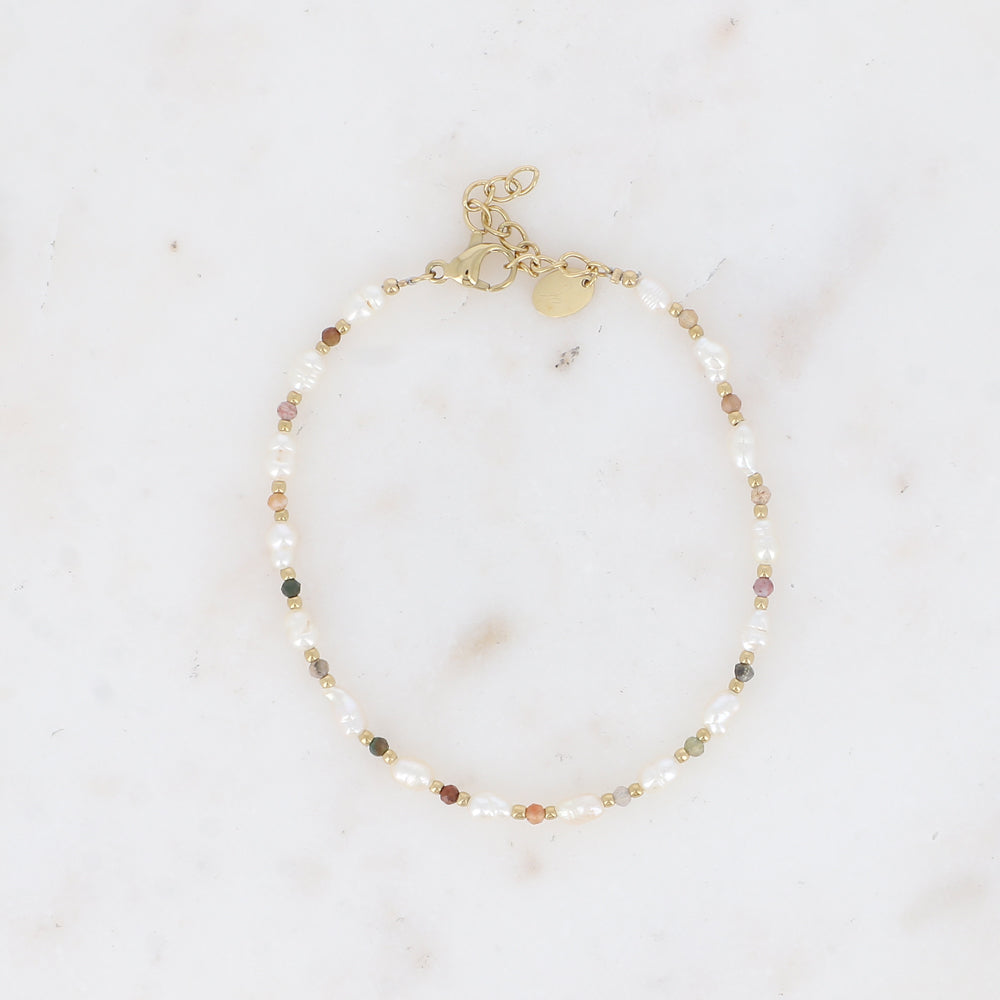 mineralen in zachte tinten met witte zoetwaterparels en goudkleurig stainless steel slot