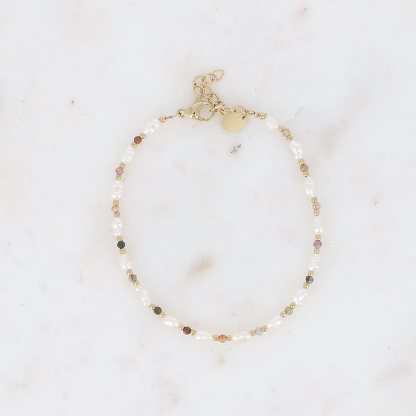 mineralen in zachte tinten met witte zoetwaterparels en goudkleurig stainless steel slot