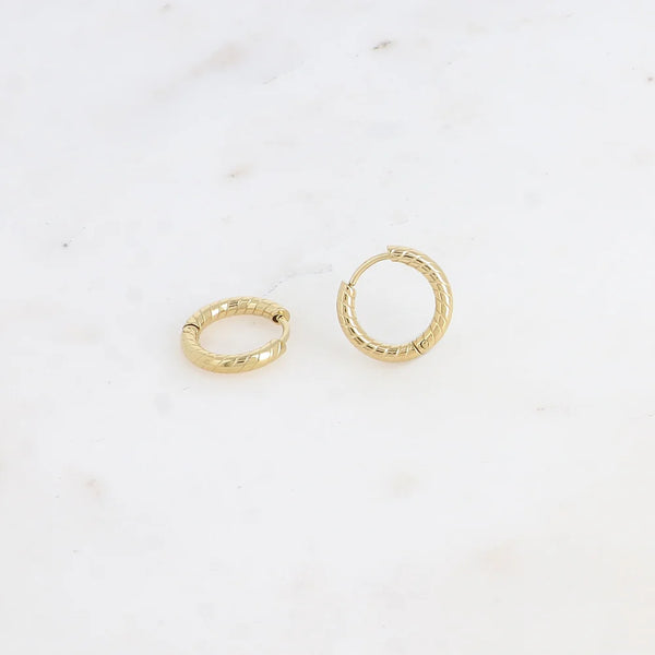 goudkleurige gevlochten oorringen met vlecht patroon | stainless steel | 15 mm
