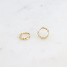 Afbeelding in Gallery-weergave laden, goudkleurige gevlochten oorringen met vlecht patroon | stainless steel | 15 mm
