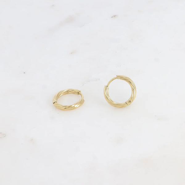 goudkleurige gevlochten oorringen met vlecht patroon | stainless steel | 15 mm