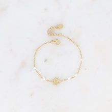 Afbeelding in Gallery-weergave laden, fijn goudkleurig armbandje met bloem en witte pareltjes | stainless steel

