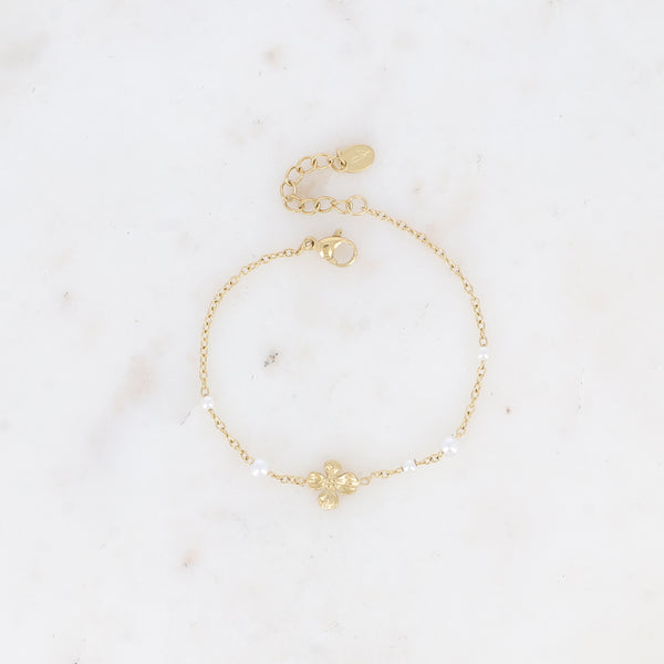 fijn goudkleurig armbandje met bloem en witte pareltjes | stainless steel