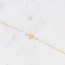Afbeelding in Gallery-weergave laden, fijn goudkleurig armbandje met bloem en witte pareltjes | stainless steel
