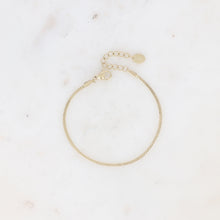 Afbeelding in Gallery-weergave laden, fijn smal goudkleurig slangenarmbandje van stainless steel
