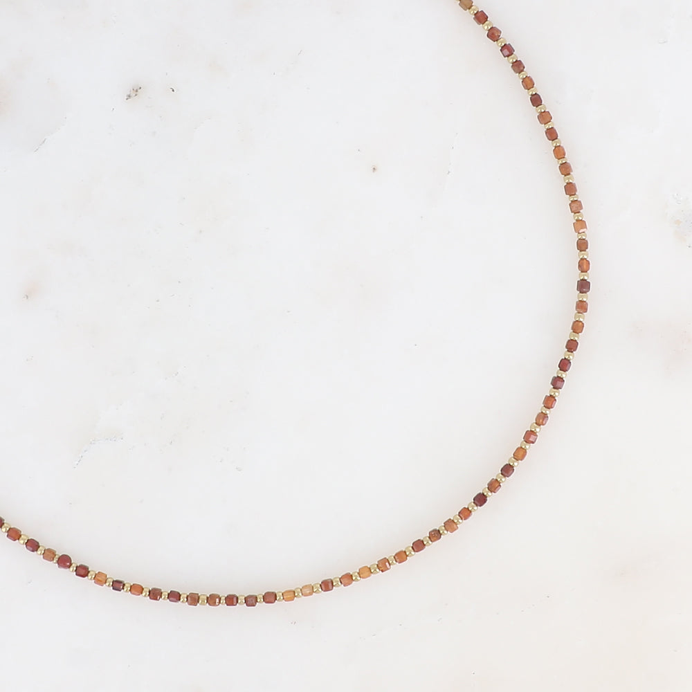collier van fijne bruine mineralen met goudkleurige accenten