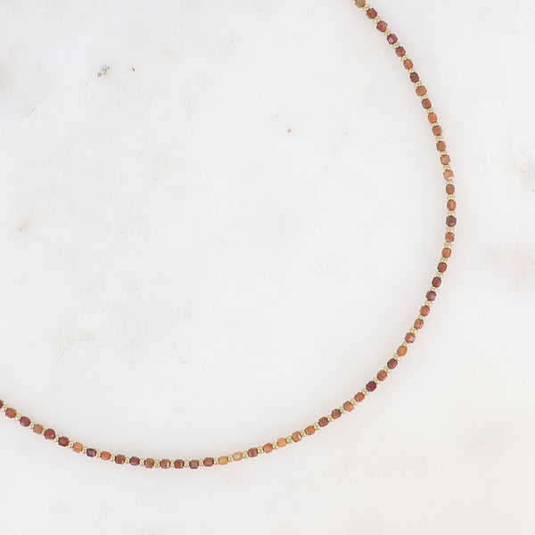 collier van fijne bruine mineralen met goudkleurige accenten