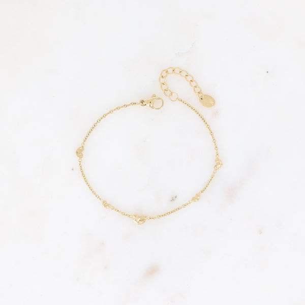 fijn goudkleurig armbandje met gehamerde hartjes stainless steel