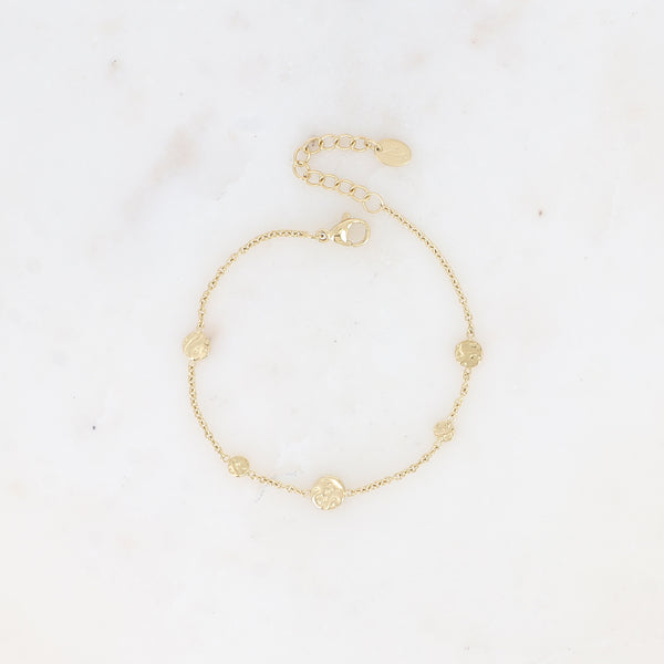 fijne goudkleurige armband met gehamerde muntjes stainless steel