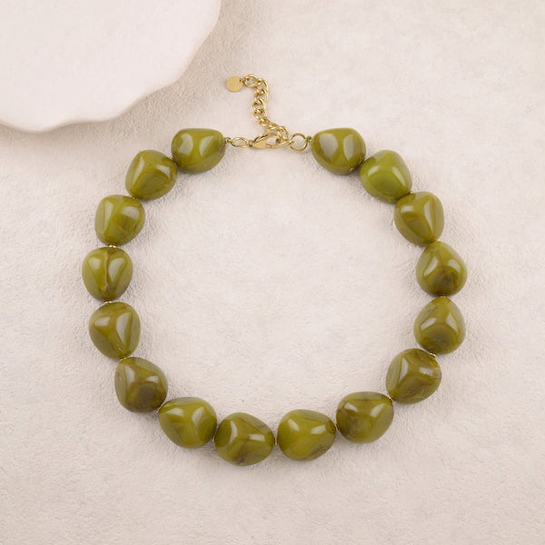 mos groen collier van resin met groot slot