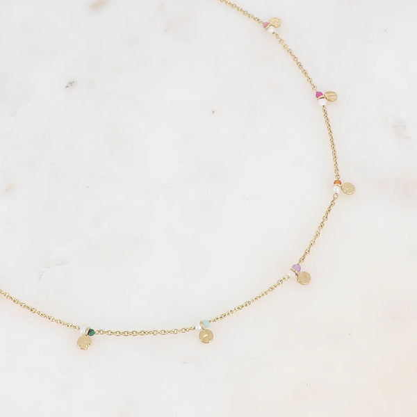 fijn goudkleurig collier met muntjes en gekleurde kraaltjes | stainless steel
