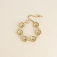 Afbeelding in Gallery-weergave laden, goudkleurige platte grote bolletjes armband van stainless steel
