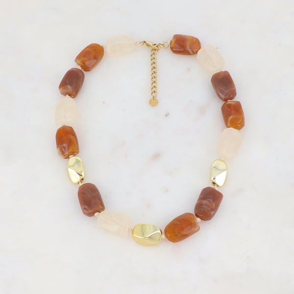 statement collier van beige / bruine kralen gecombineerd met goudkleurige kralen