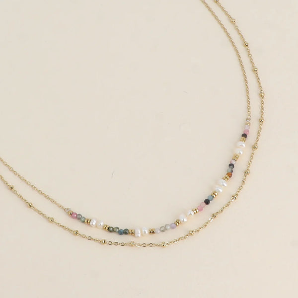 goudkleurig dubbel collier met mineralen, pareltjes en goudkleurige accenten