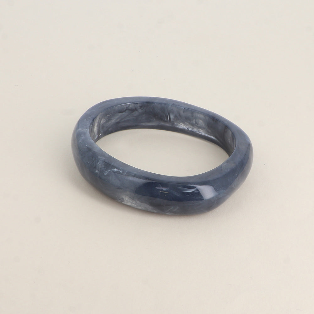 statement bangle van resin in blauw