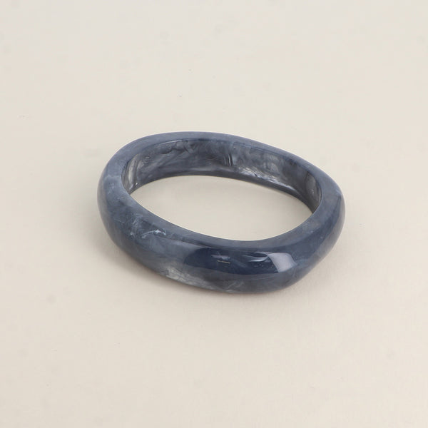 statement bangle van resin in blauw