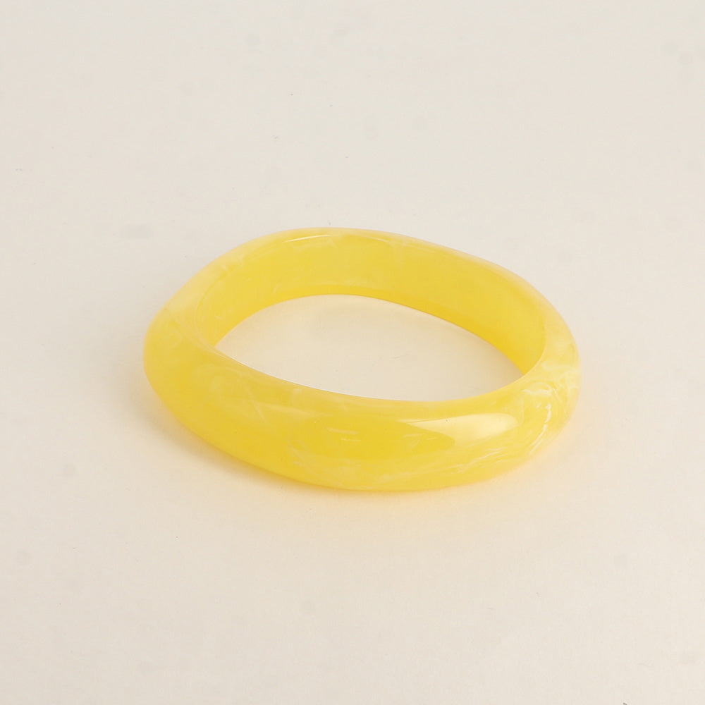 statement bangle van resin in geel