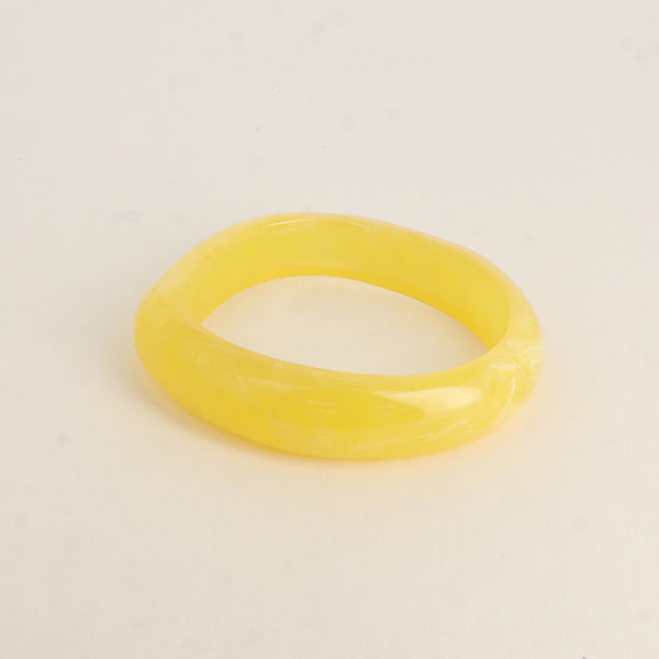 statement bangle van resin in geel