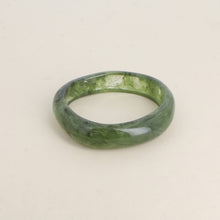 Afbeelding in Gallery-weergave laden, statement bangle van resin in groen
