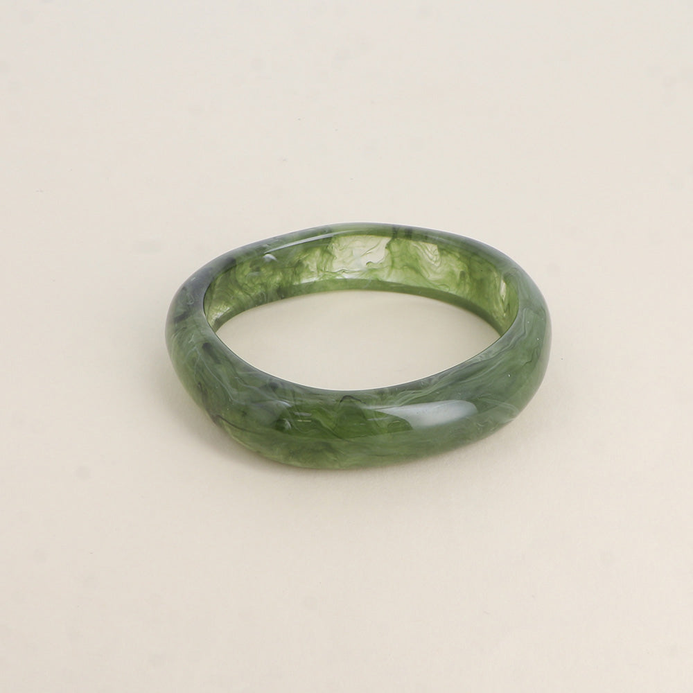 statement bangle van resin in groen