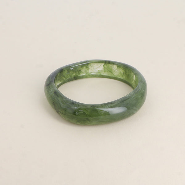 statement bangle van resin in groen