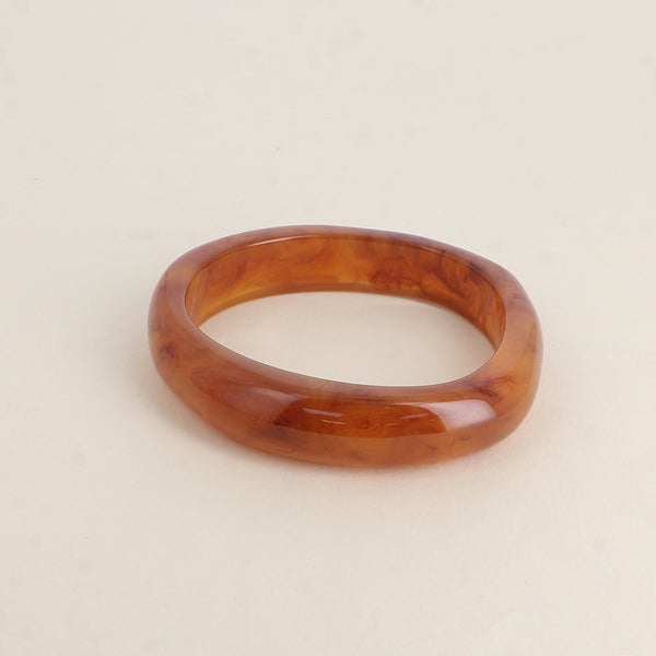 statement bangle van resin in bruin
