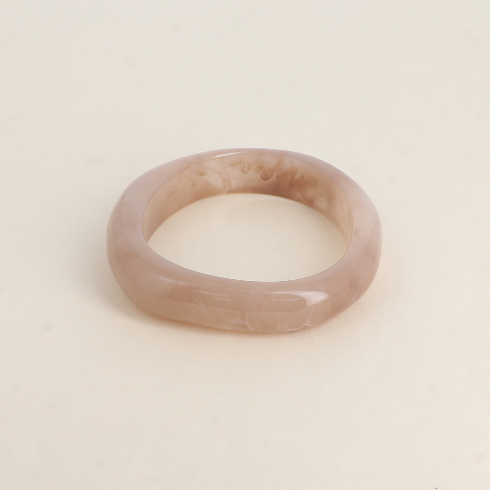 statement bangle van resin in taupe