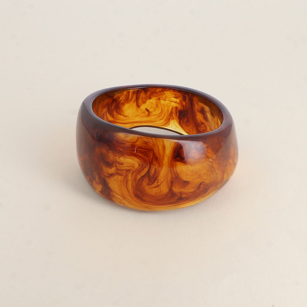 statement brede bangle van resin in bruin