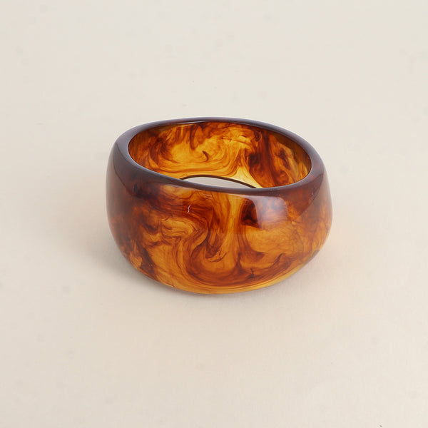 statement brede bangle van resin in bruin