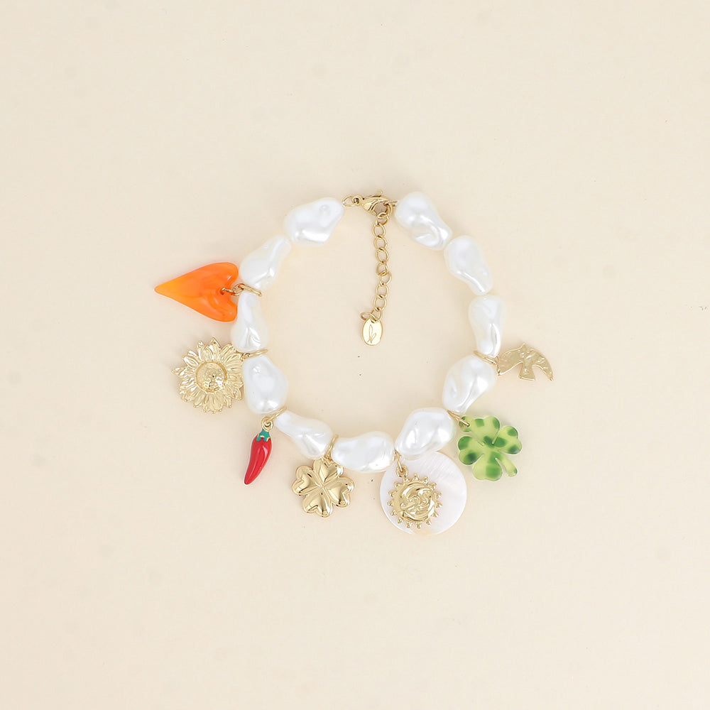 armband van witte parels met goudkleurige bedels | stainless steel