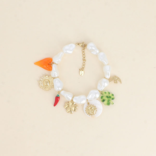 armband van witte parels met goudkleurige bedels | stainless steel