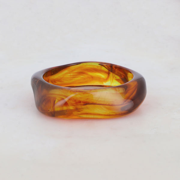 statement bangle van resin in bruin
