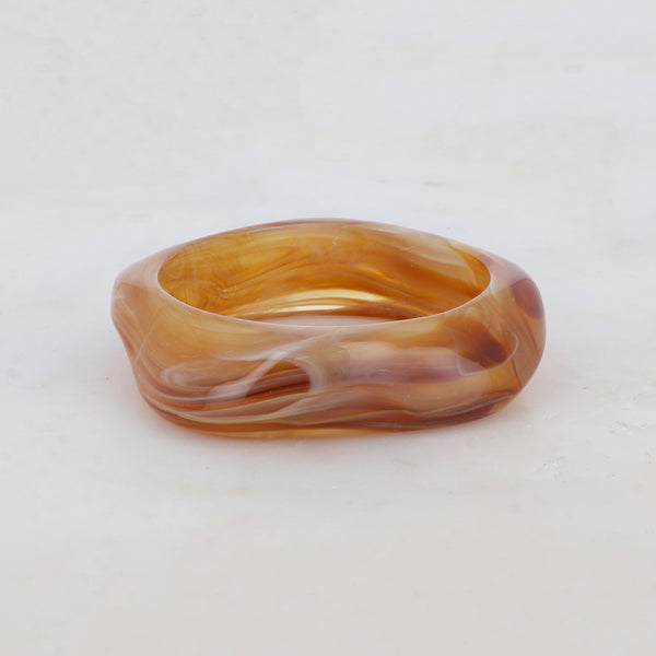 statement bangle van resin in bruin