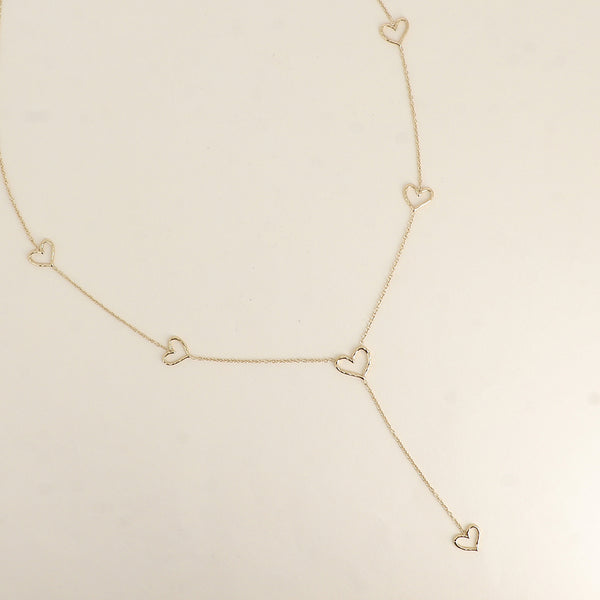 fijn goudkleurig Y collier stainless steel met hartjes tussen de schakels