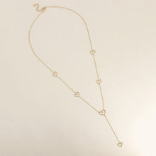 Afbeelding in Gallery-weergave laden, fijn goudkleurig Y collier stainless steel met hartjes tussen de schakels
