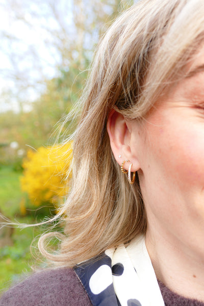 goudkleurige oorringen met witte steentjes 18 mm | echt zilver