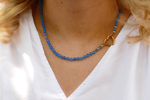 handgeknoopt helder blauw mineralen collier met hartvormige connector