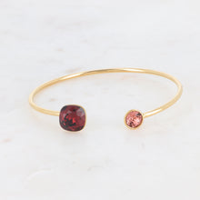 Afbeelding in Gallery-weergave laden, goudkleurige bangle met oud roze en bordeaux gekleurde stenen | stainless steel
