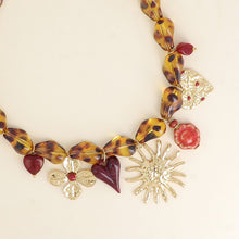 Afbeelding in Gallery-weergave laden, groot kralen collier met statement goudkleurige bedels | stainless steel
