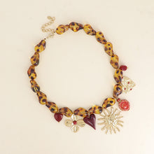 Afbeelding in Gallery-weergave laden, groot kralen collier met statement goudkleurige bedels | stainless steel
