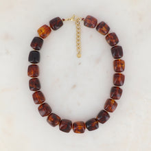 Afbeelding in Gallery-weergave laden, statement collier van warm bruine resin vierkante kralen
