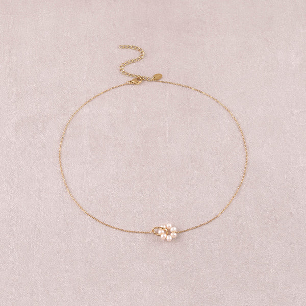 fijn goudkleurig collier met witte pareltjes | stainless steel